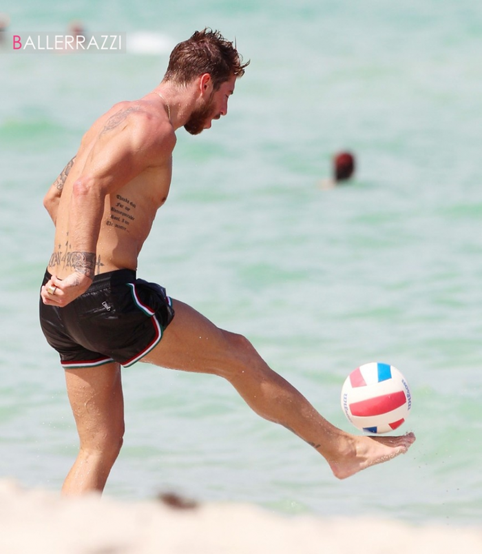 Đang nằm tắm nắng trên bờ biển, nhưng khi nhìn thấy trái bóng, Ramos như 'ngứa ngáy' chân, hậu vệ của Real lập tức đến giành lấy trái bóng và...biểu diễn.